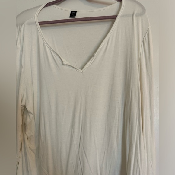 Shein Lightweight V-Neck Top - Never Worn - Picture 3 of 4